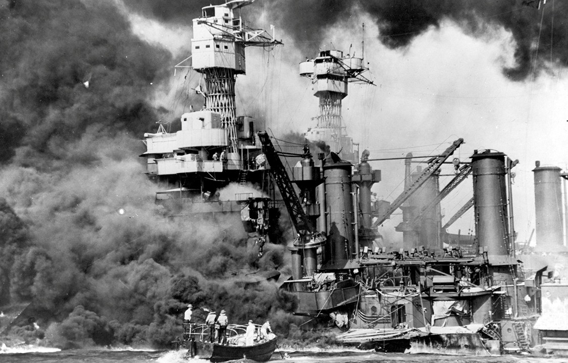 Sobreviventes do ataque de Pearl Harbor abandonam navios em botes de resgate, pouco antes do navio batizado de West Virginia afundar