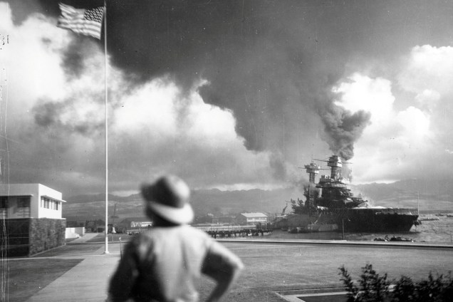 Navio "California", pouco antes de afundar após sofrer bombardeio do Japão em Pearl Harbor, base naval dos Estados Unidos no Havaí, 1941