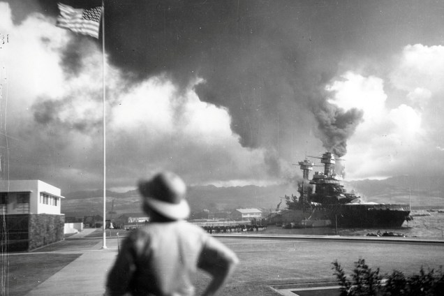 Navio "California", pouco antes de afundar após sofrer bombardeio do Japão em Pearl Harbor, base naval dos Estados Unidos no Havaí, 1941 Navio "California", pouco antes de afundar após sofrer bombardeio do Japão em Pearl Harbor, base naval dos Estados Unidos no Havaí, 1941