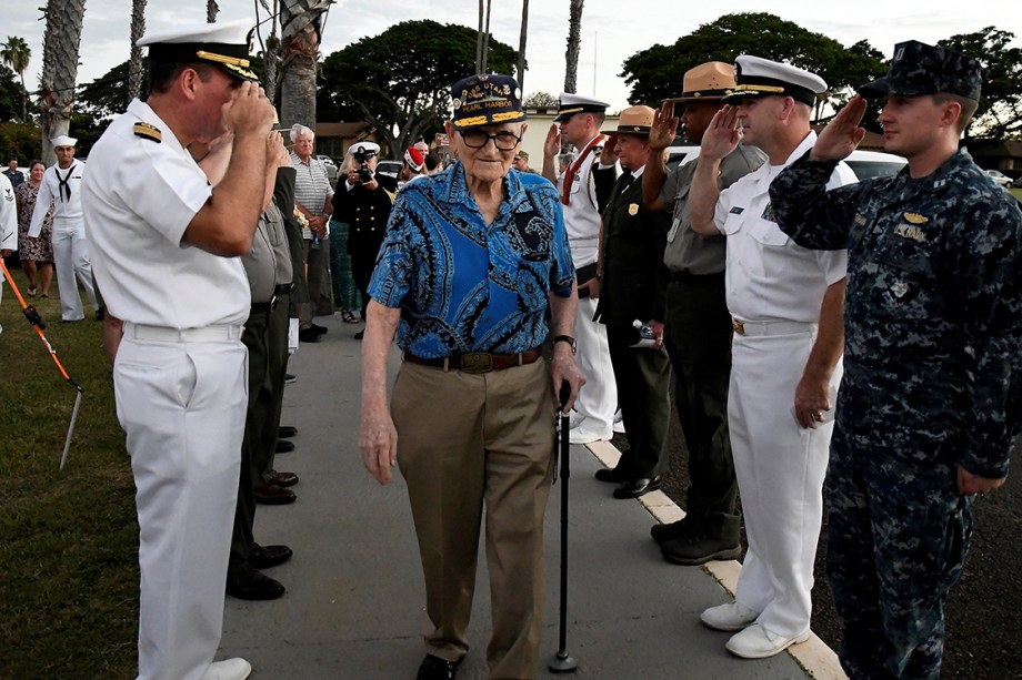 Sobreviventes do ataque de Pearl Harbor é aplaudido em cerimônia que relembra os 75 anos do bombardeio, em Honolulu, Havaí