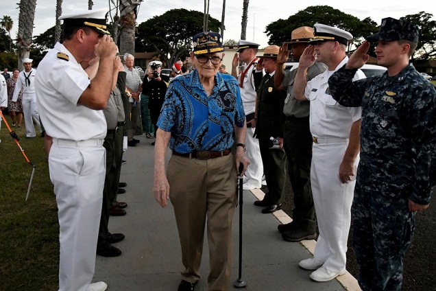 Sobreviventes do ataque de Pearl Harbor é aplaudido em cerimônia que relembra os 75 anos do bombardeio, em Honolulu, Havaí