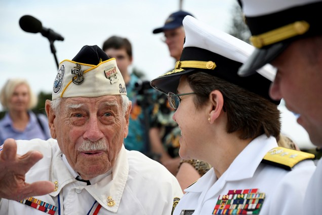 Sobreviventes do ataque de Pearl Harbor é aplaudido em cerimônia que relembra os 75 anos do bombardeio, em Honolulu, Havaí