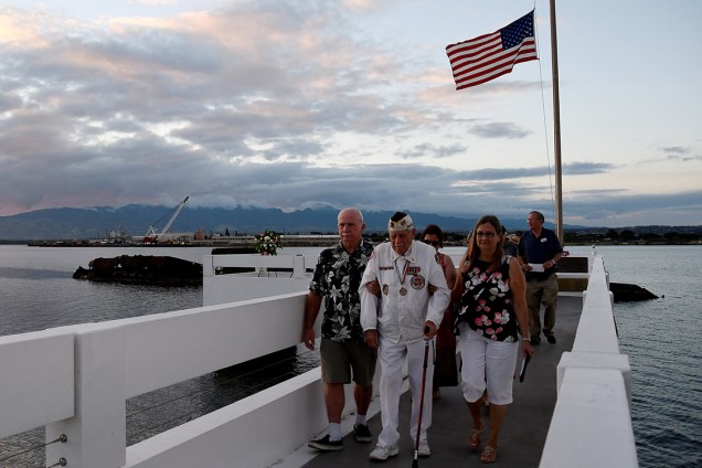 Sobrevivente do ataque Pearl Harbor participa de cerimônia que relembra 75 anos do bombardeio em Honolulu, Havaí