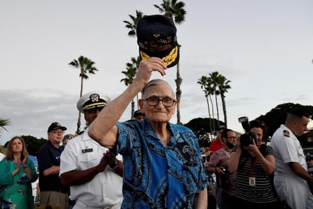 Sobrevivente que estava a bordo do navio "Utah" durante o ataque de Pearl Harbor comparece à cerimônia que marca 75 anos do bombardeio comandado pelo Japão