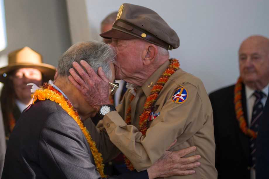 Ex-capitão norteamericano cumprimenta militar japonês em gesto carinhoso durante cerimônia que marca 75 anos do bombardeio em Pearl Harbor, base marinha dos Estados Unidos no Havaí