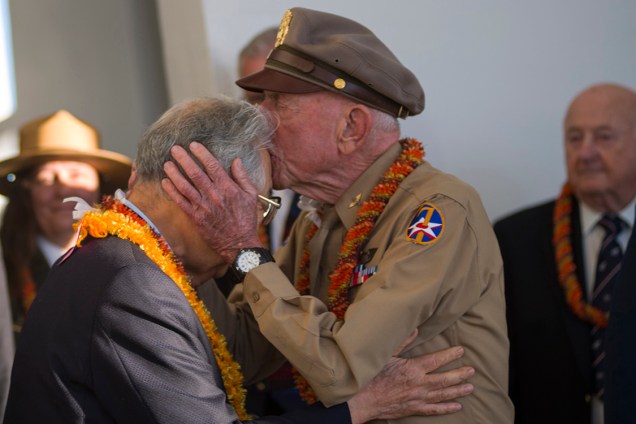 Ex-capitão norteamericano cumprimenta militar japonês em gesto carinhoso durante cerimônia que marca 75 anos do bombardeio em Pearl Harbor, base marinha dos Estados Unidos no Havaí