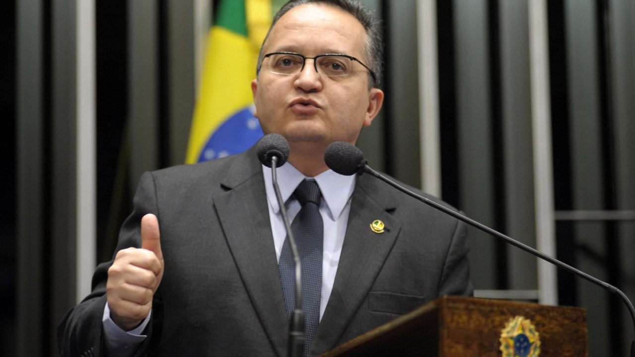 Senador Pedro Taques (PDT-MT) critica prática de governo de ocupar ministérios inteiros com indicações partidárias