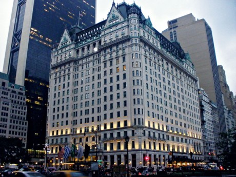 O Hotel Plaza, em Nova York, é, sem dúvida, um dos mais famosos do mundo das telonas. Foi lá que Macaulay Culkin, o Kevin McCalister da série ‘Esqueceram de Mim’, aprontou todas as confusões em ‘Esqueceram de mim 2 – Perdidos em Nova York’, de Chris Columbus. 