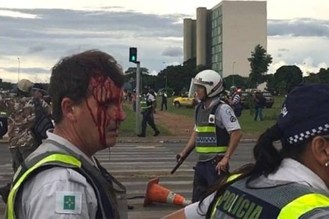 Policial aparece ferido após confronto com manifestantes, em Brasílai