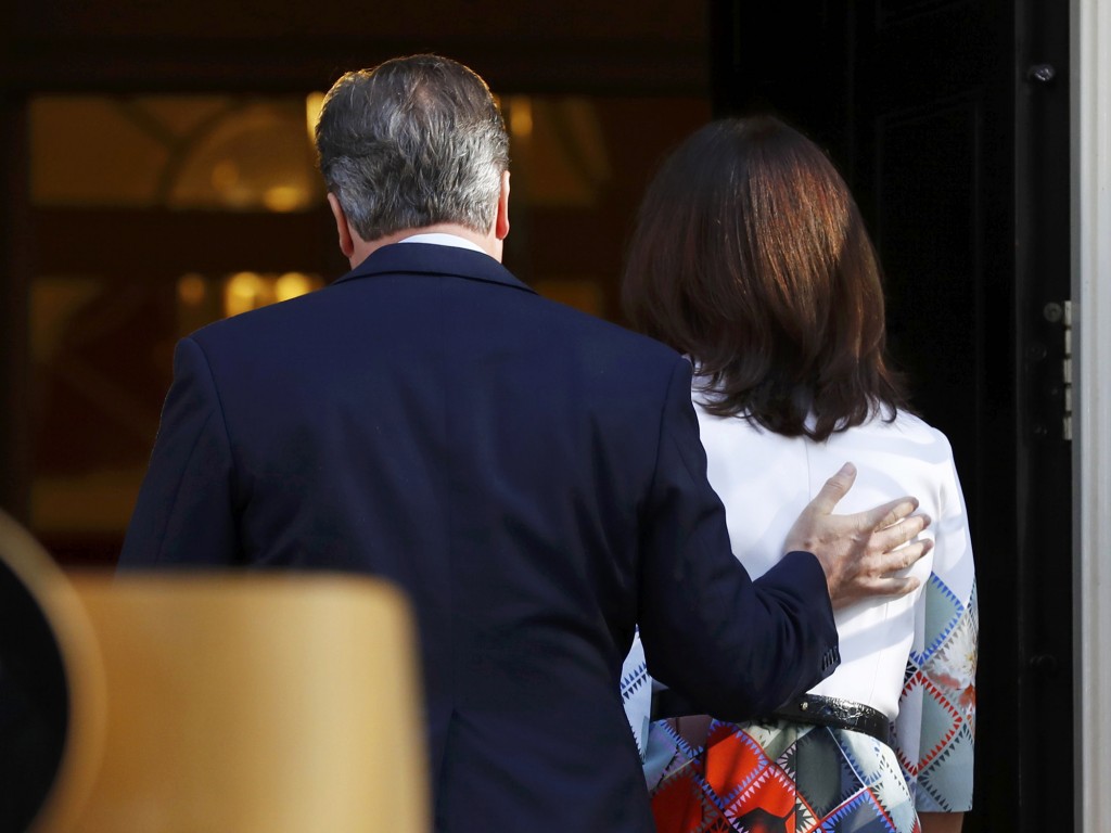 O primeiro-ministro inglês David Cameron e sua esposa Samantha, após referendo do Brexit, no dia 24 de junho de 2016 (REUTERS/Stefan Wermuth)