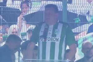 O prefeito de Chapecó, Luciano Buligon, discursa com a camisa do Atlético Nacional