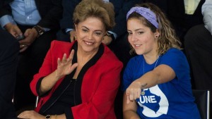 Dilma e Carina, da UNE: discurso não teve adesões