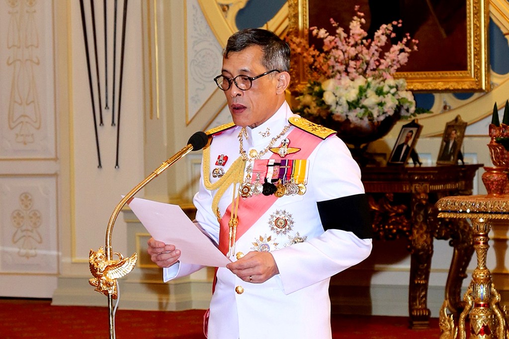 Príncipe tailandês Maha Vajiralongkorn lê declaracão durante cerimônia que o proclamou rei da Tailândia - 01/12/2016