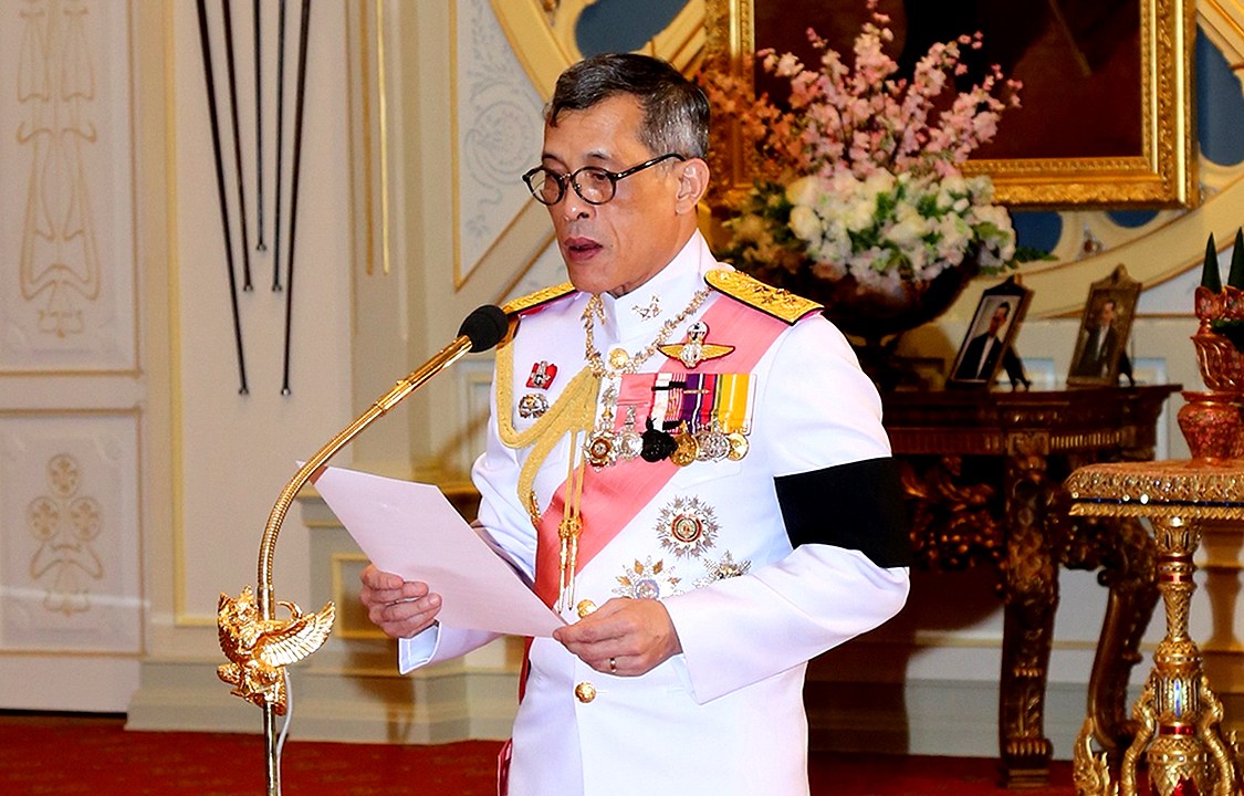 Príncipe tailandês Maha Vajiralongkorn lê declaracão durante cerimônia que o proclamou rei da Tailândia - 01/12/2016