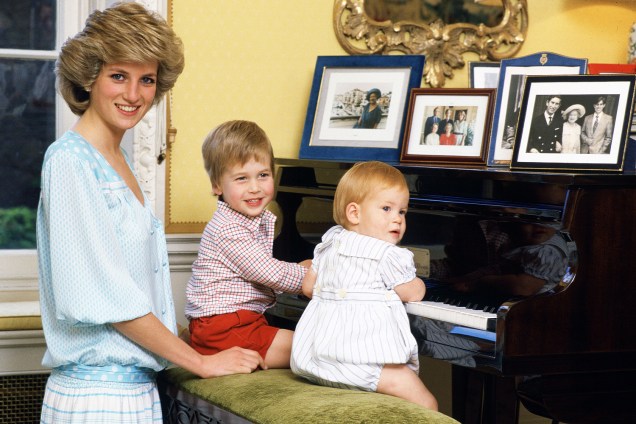 Princesa Diana com os filhos William e Harry no Palácio de Kensington em 1985