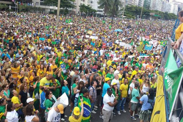 Manifestantes protestam em Copacabana em apoio à operação Lava Jato, no Rio de Janeiro