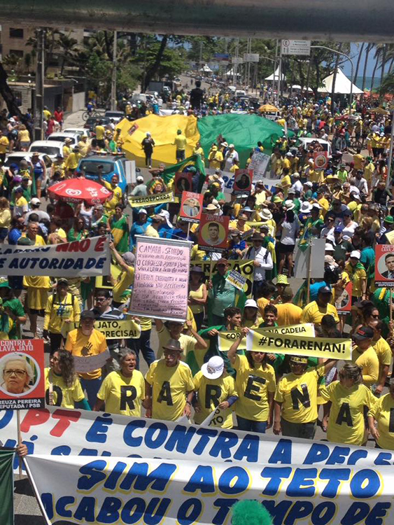 Manifestantes protestam em apoio à operação Lava Jato, em Recife
