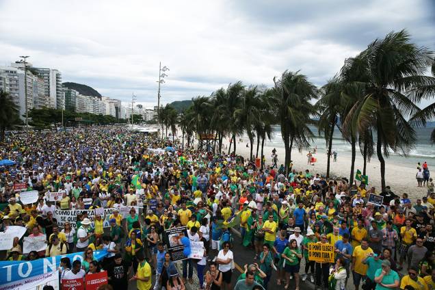 Milhares de pessoas se reúnem na praia de Copacabana durante protesto contra a corrupção, no Rio