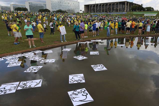 Manifestantes espalham ilustrações de ratos em frente ao congresso nacional, durante protesto contra a corrupção, em Brasília