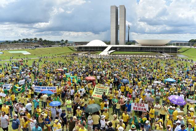 Manifestantes protestam  contra a corrupção, em apoio ao juiz Sérgio Moro e à operação Lava Jato, em frente ao congresso nacional, em Brasília