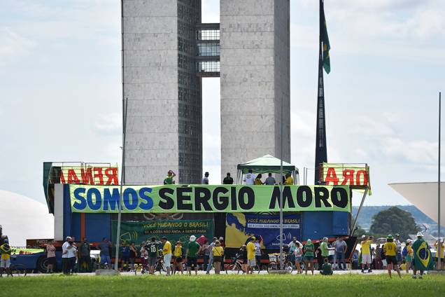 Manifestantes protestam  contra a corrupção, em apoio ao juiz Sérgio Moro e à operação Lava Jato, em frente ao congresso nacional, em Brasília