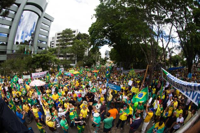 Manifestantes protestam contra a corrupção, em apoio ao juiz Sérgio Moro e à operação Lava Jato, em Curitiba