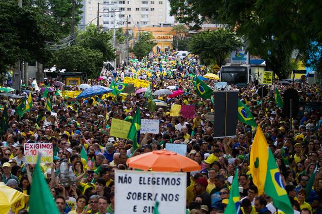 Manifestantes protestam contra a corrupção, em apoio ao juiz Sérgio Moro e à operação Lava Jato, em Curitiba