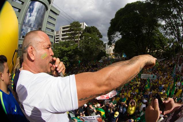 O lutador de MMA, Wanderlei SIlva, durante  contra a corrupção, em apoio ao juiz Sérgio Moro e à operação Lava Jato, em Curitiba