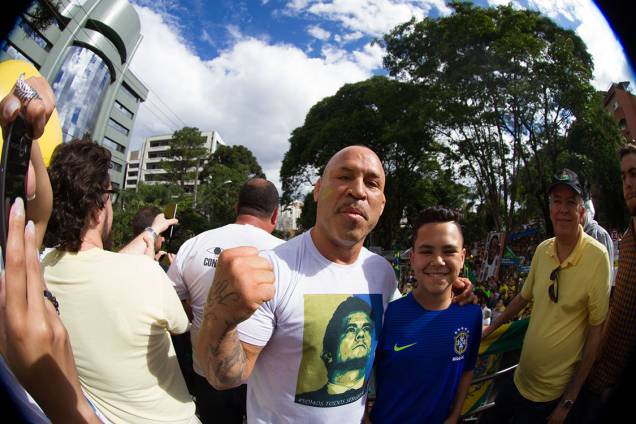 O lutador de MMA, Wanderlei SIlva, durante  contra a corrupção, em apoio ao juiz Sérgio Moro e à operação Lava Jato, em Curitiba