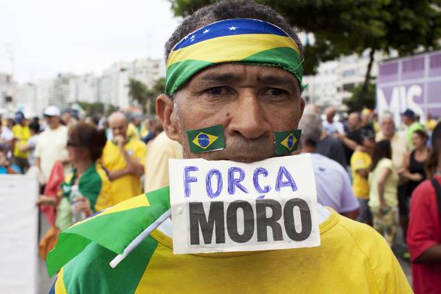Manifestante prostetam em Copacabana contra a corrupção e em apoio ao juiz Sérgio Moro, Rio de Janeiro