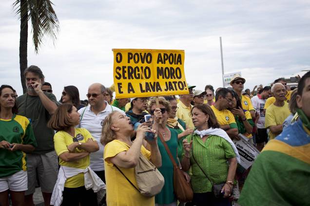 Manifestante prostetam em Copacabana contra a corrupção e em apoio ao juiz Sérgio Moro, Rio de Janeiro