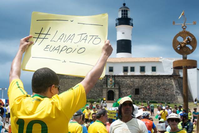 Manifestante prostetam em frente ao Farol da Barra contra a corrupção e em apoio ao juiz Sérgio Moro, Rio de Janeiro