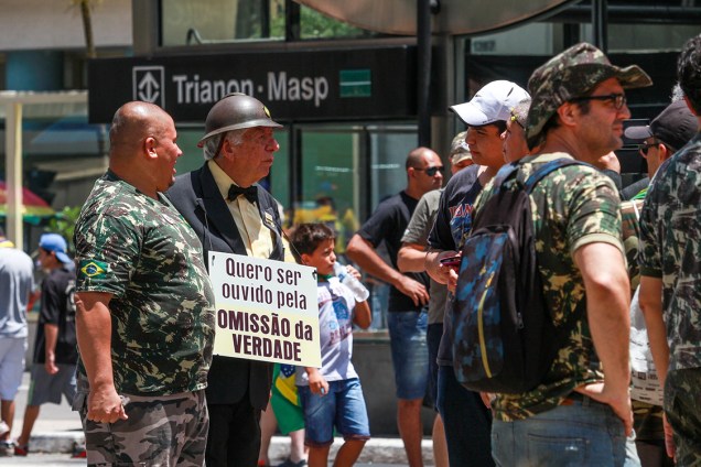 Manifestantes pedem intervenção militar durante protesto na Avenida Paulista contra a corrupção e em apoio à operação Lava Jato e ao juiz Sérgio Moro, em São Paulo