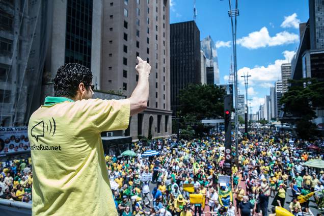 Manifestantes protestam na Avenida Paulista contra a corrupção e em apoio à operação Lava Jato e ao juiz Sérgio Moro, em São Paulo