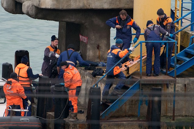 Equipes de resgatam trabalham na região em que avião militar russo caiu com 92 pessoas a bordo - 25/12/2016