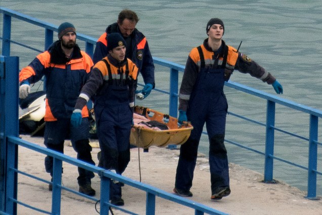 Equipes de resgatam trabalham na região em que avião militar russo caiu com 92 pessoas a bordo - 25/12/2016