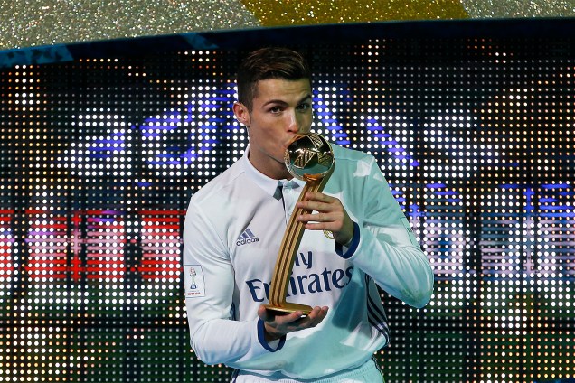 Cristiano Ronaldo do Real Madrid comemora com o troféu da Bola de Ouro, em Yokohama, no Japão - 18/12/2016