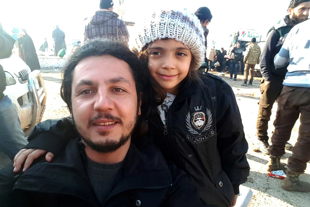 Menina resgatada de Alepo por um voluntário
