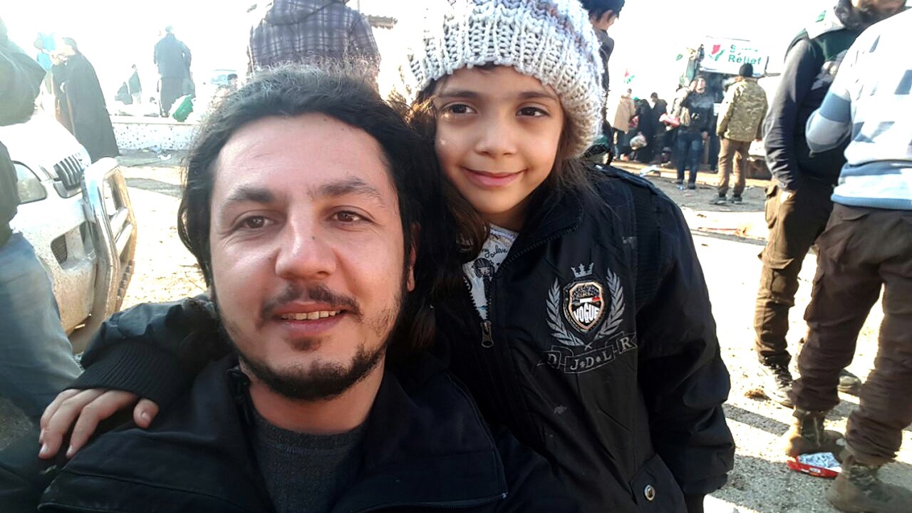 Menina resgatada de Alepo por um voluntário