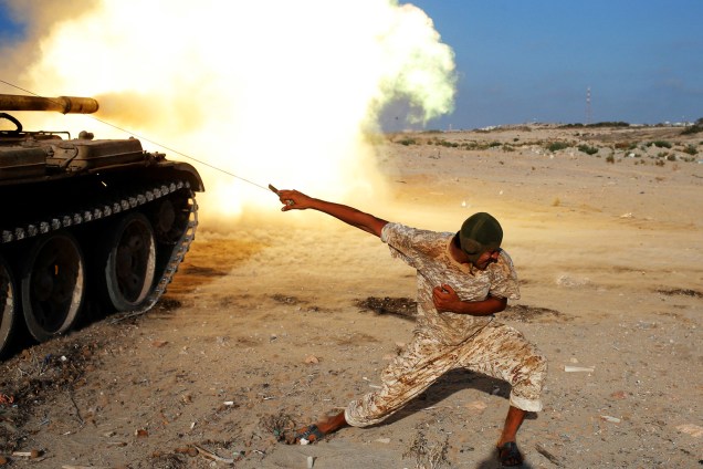 Membro das forças líbias aliadas do governo realiza disparos com tanque soviético na cidade de Sirte - 02/08/2016
