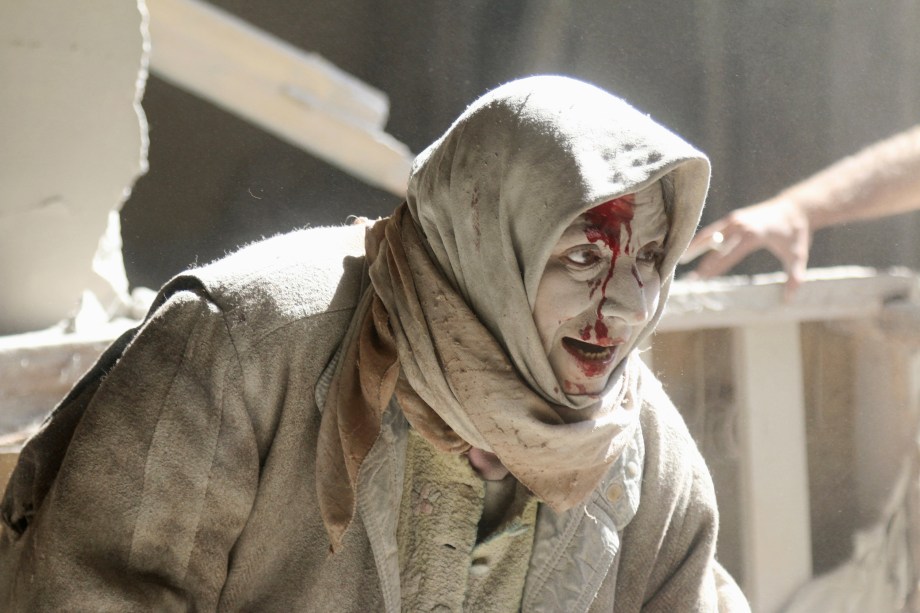 <span>Mulher é vista ferida após ataque aéreo em um bairro controlado por rebeldes em Alepo, na Síria</span>
