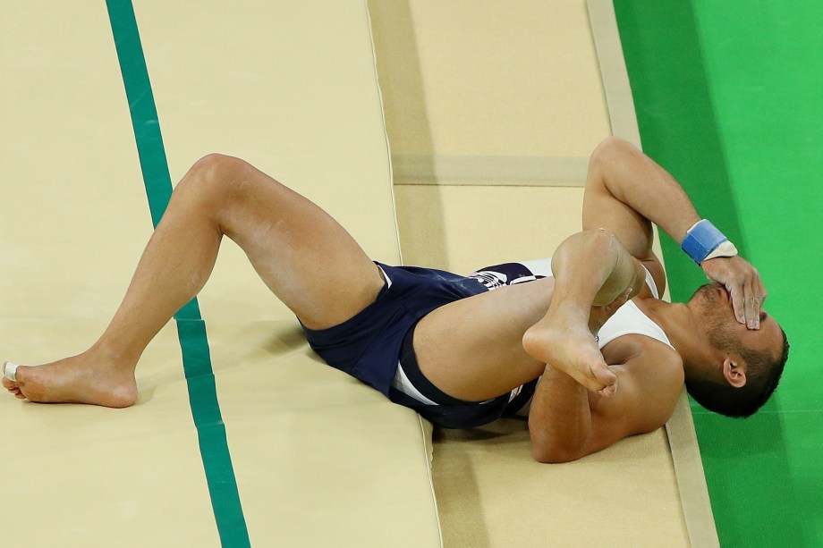 <span>O ginasta Samir Ait Said, da França, cai de mal jeito e sofre fratura grave durante qualificatórias do salto masculino nas Olimpíadas Rio 2016</span>