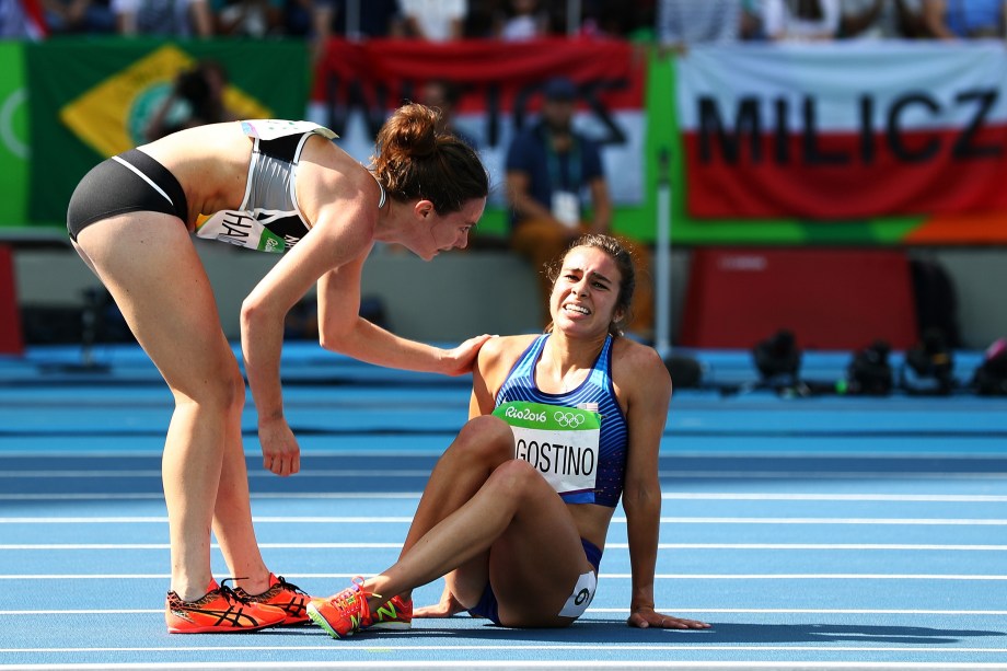 <span>Nikki Hamblin, da Nova Zelândia, ajuda a americana Abbey D'Agostino após uma trombada durante a prova dos 5000m nas Olimpíadas Rio 2016</span>

<span></span>