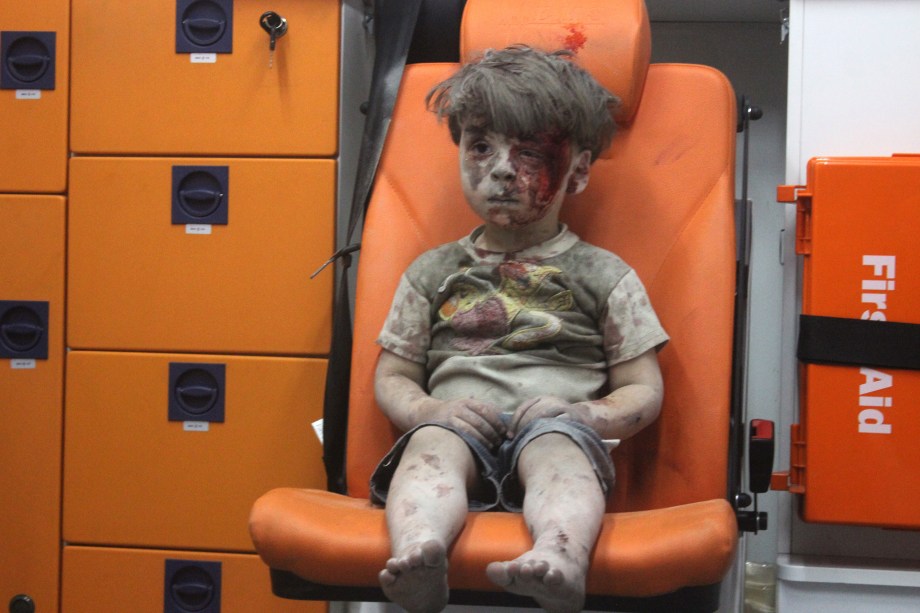 <span>Omran Daqneesh, de cinco anos, senta sozinho em uma ambulância após sofrer ferimentos durante um ataque aéreo </span><span>em Alepo, na Síria</span>

<span></span>