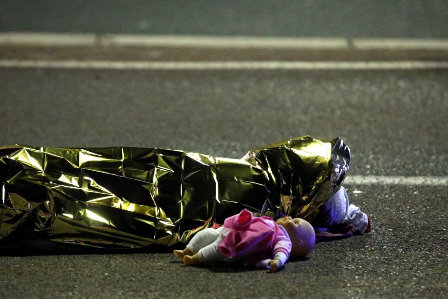 <span>Uma boneca ao lado de um corpo é vista, após ataque terrorista com um caminhão que avançou contra a multidão durante as celebrações do Dia da Bastilha em Nice, na França</span>