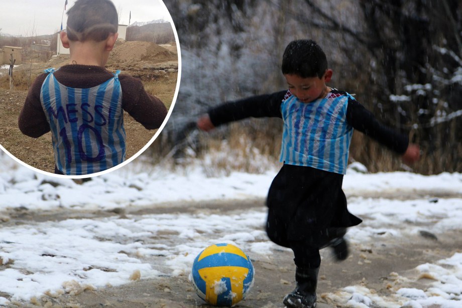 Garoto afegão de cinco anos comoveu o mundo ao aparecer vestindo uma “camisa” feita com uma sacola plástica com o nome de Lionel Messi
