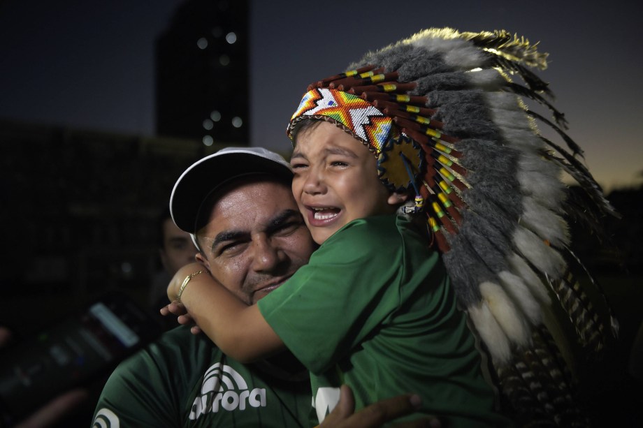 O pequeno Carlinhos, mascote da Chapeconese, chora durante homenagem às vítimas do acidente aéreo na Colômbia na Arena Condá, em Chapecó