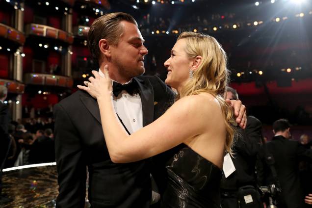 O ator Leonardo DiCaprio recebe o carinho a amiga Kate Winslet após conquistar seu primeiro Oscar com a atuação no filme 'O Regresso'