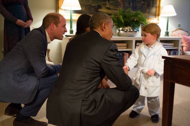 Michelle e Barack Obama conhecem o Príncipe George durante visita ao Palácio de Kensington, em Londres