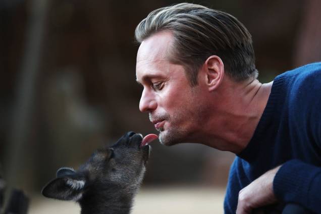 O ator Alexander Skarsgard beija um filhote de canguru durante lançamento do filme 'A Lenda de Tarzan' no  zoológico de Sydney, na Austrália